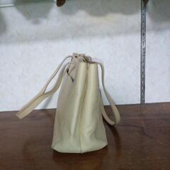 ベージュ ショルダーバッグ レザー風の画像