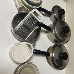 調理器具セット（鉄鍋3つ、皿、ミキサーなど）お譲りします
