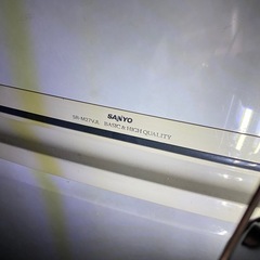 木、冷蔵庫、本棚、クローゼット、セミダブルベッド、カラーボックス。の画像