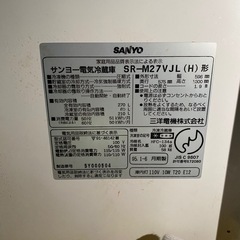 木、冷蔵庫、本棚、クローゼット、セミダブルベッド、カラーボックス。の画像