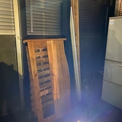 木、冷蔵庫、本棚、クローゼット、セミダブルベッド、カラーボックス。の画像