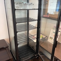 ガラスのショーケースの画像