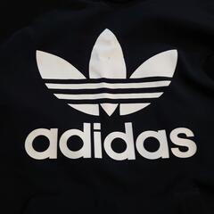 adidas ブラック ロゴ入り フード付きパーカー　Mだけど大きめサイズの画像