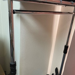 服かけ用タイヤ付きラック