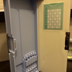 筆箱と目覚まし時計の画像