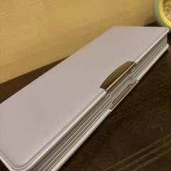 筆箱と目覚まし時計の画像