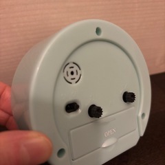 筆箱と目覚まし時計の画像