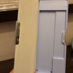 筆箱と目覚まし時計の画像