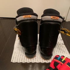 Hart スキーブーツ(子供用)とグローブの画像