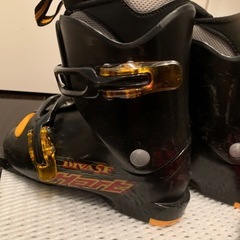 Hart スキーブーツ(子供用)とグローブの画像