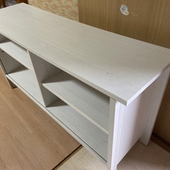 白い木目調の棚の画像