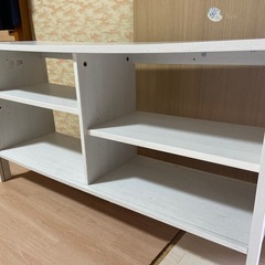 白い木目調の棚の画像