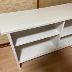 白い木目調の棚の画像