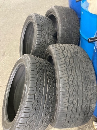 タイヤ　305/40R22