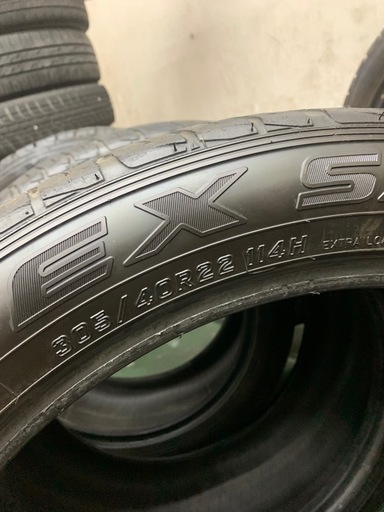 タイヤ　305/40R22