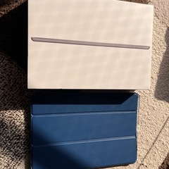 スペースグレーのiPad7世代本体、カバー付き