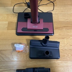 シャーク　コードレス掃除機　CS200JRD フィルター交換済み さらに　新品のフィルター付きの画像