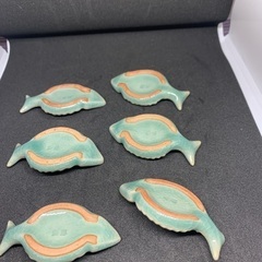 暁泉窯　権泰鉱作　魚の箸置き　6個　箱入りの画像