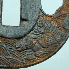 P1216504 光永作 鉄鍔 丸型 波 松紋 武将 馬 時代武具 刀装具 古美術 骨董 彫刻 鉄地の画像