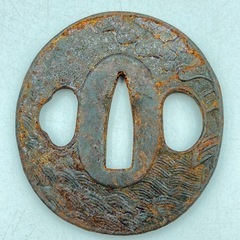 P1216504 光永作 鉄鍔 丸型 波 松紋 武将 馬 時代武具 刀装具 古美術 骨董 彫刻 鉄地の画像