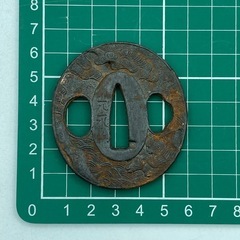 P1216504 光永作 鉄鍔 丸型 波 松紋 武将 馬 時代武具 刀装具 古美術 骨董 彫刻 鉄地の画像