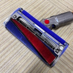 ④【美品‼️】ダイソン コードレススティッククリーナー サイクロン式掃除機 V8 fluffy WALLスタンド アタッチメント2個の画像