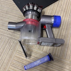 ④【美品‼️】ダイソン コードレススティッククリーナー サイクロン式掃除機 V8 fluffy WALLスタンド アタッチメント2個の画像