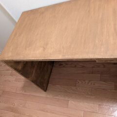 木製テーブルの画像