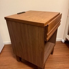木製サイドテーブル・電源コンセント付きの画像
