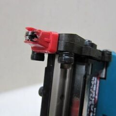🌲【大工道具】makita 充電式40V ピンタッカ PT001G【アールワンはマンガ倉庫とタッグを組んで高価買取!!地域最大級！】の画像