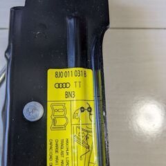 アウディTT 純正車載ジャッキの画像