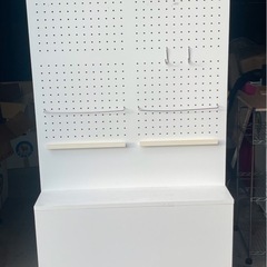 【白色ディスプレイラック／什器】ペグボード付き