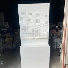 【白色ディスプレイラック／什器】ペグボード付きの画像