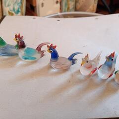 小さなガラスのニワトリ5羽の画像