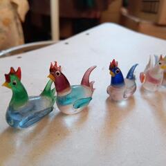 小さなガラスのニワトリ5羽