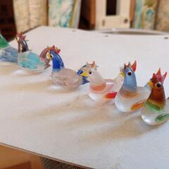 小さなガラスのニワトリ5羽の画像