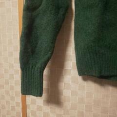 ユニクロ モスグリーンニットの画像