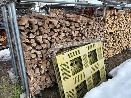 薪ストーブキャンプ広葉樹 薪割済のニセアカシア4-3薪 1棚水分8％ 乾燥済今すぐに使えます。