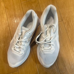 【新品】タグ付きアシックス スニーカー 通学 23.5cmの画像