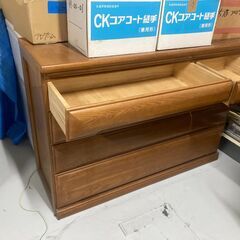 桐のタンスと洋服ダンスの画像