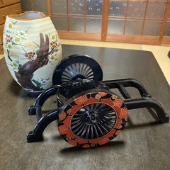 九谷焼　健次郎作　花瓶　梅柄　御所車のスタンド付きの画像