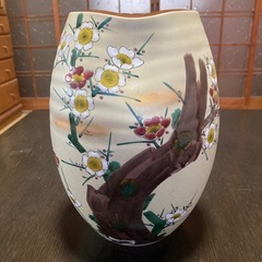 九谷焼　健次郎作　花瓶　梅柄　御所車のスタンド付きの画像