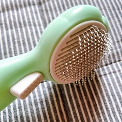 新品🌟ペットブラシ 猫 犬 ブラシ 犬用ブラシ 猫の毛取りブラシ グリーン の画像
