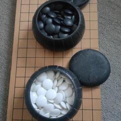 碁盤と碁石のセットの画像