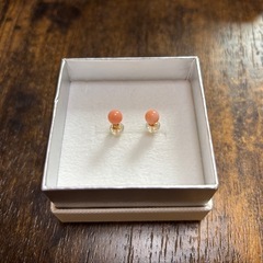 サンゴ　18金ピアス