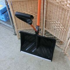 ヤードフォース 雪かきスノースコップ YARDFORCE 除雪道具 雪かき スコップ 取っ手付き 札幌 西野店の画像