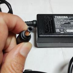 東芝　ノートPC用ACアダプター中古動作品 19v 1個の価格。3個あります。の画像