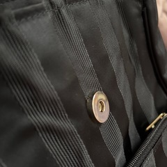 黒のストライプリュックの画像