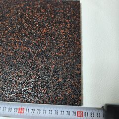 【３枚セット価格】雨でも安全！膝腰負担軽減・高齢者に最適！ゴムチップマット・サンフロア(黒・赤）3枚の画像