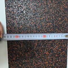 【３枚セット価格】雨でも安全！膝腰負担軽減・高齢者に最適！ゴムチップマット・サンフロア(黒・赤）3枚の画像
